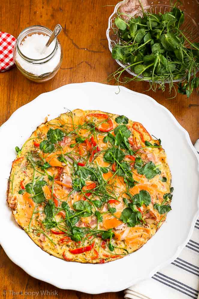 Tortilla de verduras con brotes de guisantes