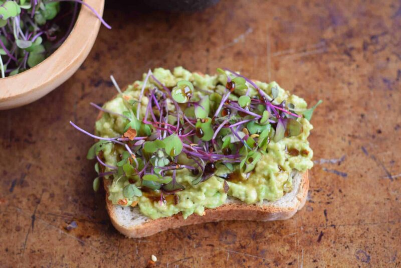 Tostada de aguacate con microvegetales