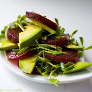 Ensalada de aguacate, remolacha y Microvegetales de girasol