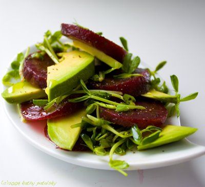 Ensalada de aguacate, remolacha y Microvegetales de girasol